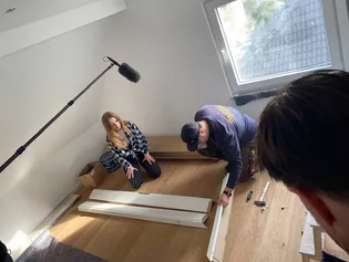 Videodreh Gewinnaktion mit die.tischlerin Die Abbildung zeigt einen Videodreh auf einer Baustelle. Zwei Schreiner bauen gerade eine Zarge auf.