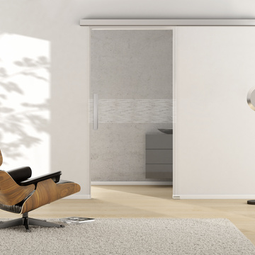Ambientebild in Wohnraumsituation illustriert die Griffwerk Glasschiebetür LINES 649 in der Ausführung ESG PURE WHITE klar