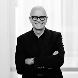 Peter Ippolito Ippolito Fleitz beschäftigt sich mit Fragestellungen nach Identität und Aneignung, Erzählstruktur und Merkfähigkeit, Selbstbild und Fremdbild.