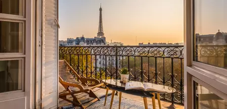 La Photo montre un intérieur français d'un appartement avec vue sur le balcon à Paris