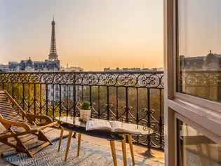 Foto del interior de un piso francés con vistas a un balcón en París.