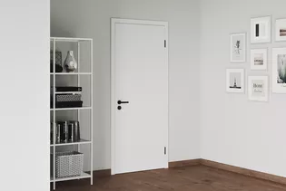 On peut voir une pièce à vivre avec une porte en bois blanche sur laquelle sont montées les poignées de porte Lucia en noir graphite et les paumelles assorties en noir graphite.