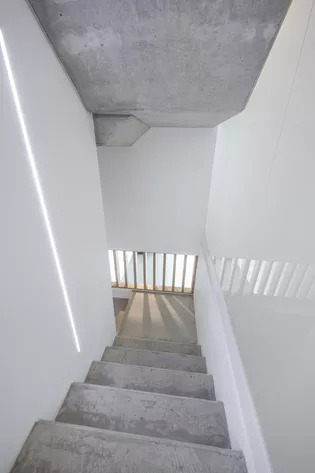 L'illustration montre la cage d'escalier de la maison individuelle de Die Werkplaner Architekten.