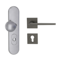 Silhouette product image in perfect product view shows the Griffwerk security combi set TITANO_882 in the version cylinder cover, square, brushed steel, clip on with the door handle REMOTE KGR