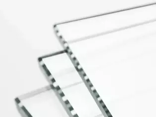 Trois vitres de porte en verre L'illustration montre trois panneaux de porte en verre.