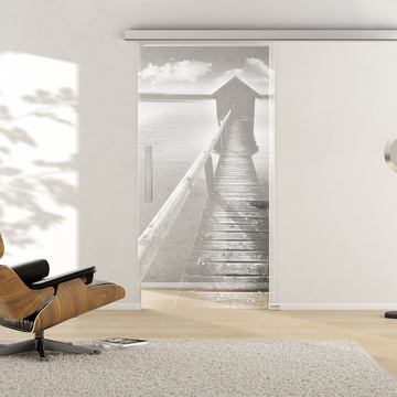 Ambientebild in Wohnraumsituation illustriert die Griffwerk Glasschiebetür PHOTO 678 in der Ausführung ESG PURE WHITE klar