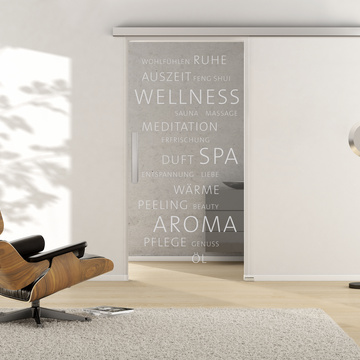 Ambientebild in Wohnraumsituation illustriert die Griffwerk Glasschiebetür TYPO 669 in der Ausführung ESG PURE WHITE klar