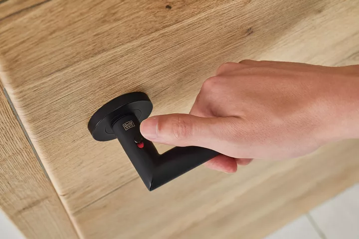 Das Bild zeigt ein den Griffwerk Türgriff Lucia smart2lock in Graphitschwarz.