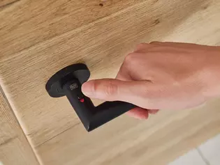 Das Bild zeigt ein den Griffwerk Türgriff Lucia smart2lock in Graphitschwarz.