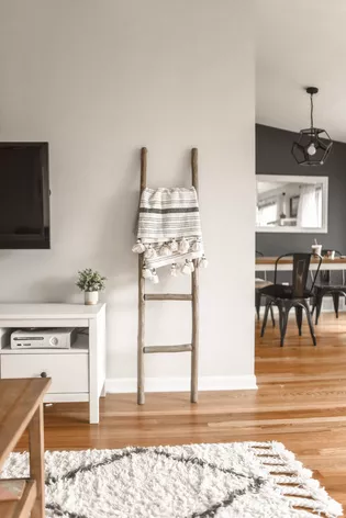 Abbildung Hygge mit Industrial-Style Die Abbildung zeigt einen gemütlichen Raum mit Elementen des Industrial-Styles in schwarz.