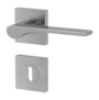 Freigestelltes Produktbild im nach links gedrehten Blickwinkel fotografiert zeigt die GRIFFWERK Rosettengarnitur eckig LEAF LIGHT in der Ausführung Buntbart - Samtgrau - Schraubtechnik