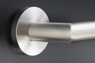 The picture shows in enlargement the precision bevel of the door handle Lucia in stainless steel.