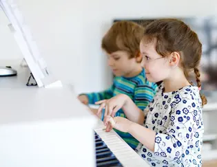 Le nouveau système de portes coulissantes innovant PLANEO SILENT est insonorisant, comparable à une porte en bois et donc également optimal pour les salles de loisirs.