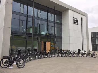 24 E-Bikes vor dem Gebäude der GRIFFWERK GmbH (Bild: GRIFFWERK GmbH)