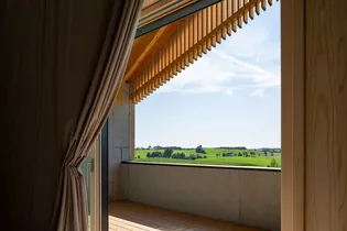 Die Abbildung zeigt den Balkon und die Aussicht des Gutshofs Argenbühl.