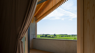 Die Abbildung zeigt den Balkon und die Aussicht des Gutshofs Argenbühl.