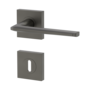 Freigestelltes Produktbild im nach links gedrehten Blickwinkel fotografiert zeigt die GRIFFWERK Rosettengarnitur eckig REMOTE in der Ausführung Buntbart - Kaschmirgrau - Schraubtechnik