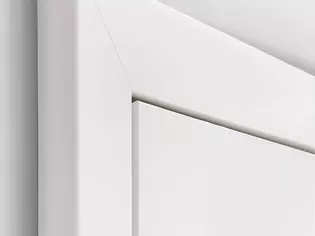 Zarge mit bündiger Tür Die Abbildung zeigt eine weiße Türzarge mit bündiger Tür.