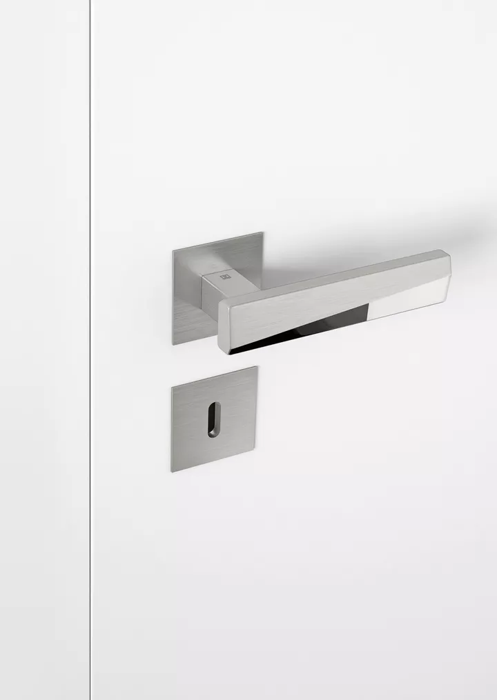 The door handle VISION (Design: Jette Joop) is available as a grip for glass door locks, and also as handle for wooden doors.