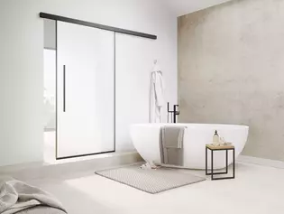 Die Abbildung zeigt die Planeo Air Schiebetür von Griffwerk in einem modernen Badezimmer.