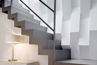 The picture shows the stairs of a flat in Villa Ussar.