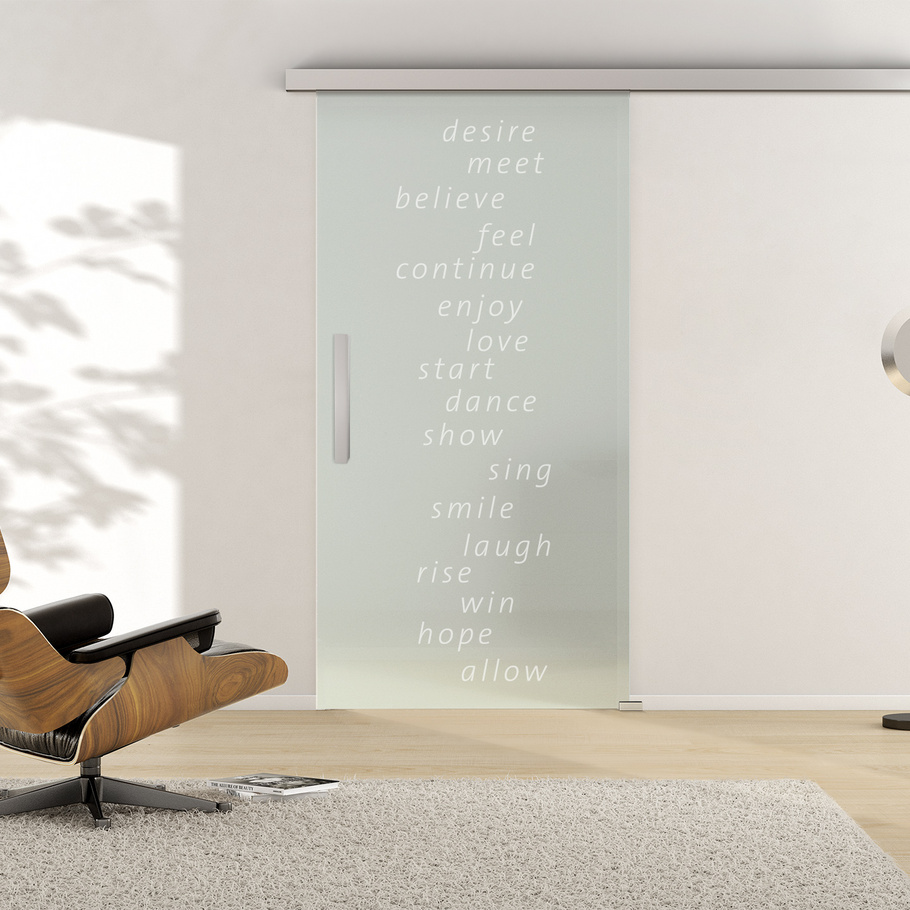 Ambientebild in Wohnraumsituation illustriert die Griffwerk Glasschiebetür TYPO 668 in der Ausführung ESG BASIC GREEN matt