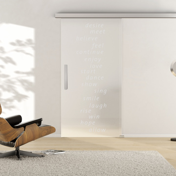 Ambientebild in Wohnraumsituation illustriert die Griffwerk Glasschiebetür TYPO 668 in der Ausführung ESG PURE WHITE matt