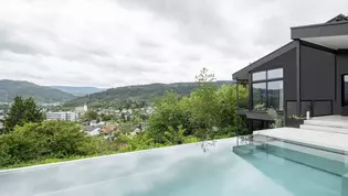 Piscine à débordement avec vue sur la vallée de la Murg Vaste piscine à débordement avec fond en pente et vue imprenable sur la vallée de la Murg - le design moderne rencontre la pure détente.