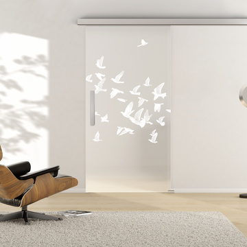 Ambientebild in Wohnraumsituation illustriert die Griffwerk Glasschiebetür BIRDS&BIRD 695 in der Ausführung ESG PURE WHITE matt