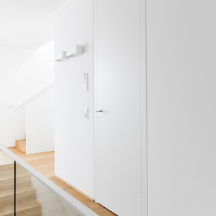 Treppe zur ersten Etage aus identischem Bodenmaterial in einem Privathaus Die Treppe zur ersten Etage integriert sich harmonisch ohne Wechsel des Bodenmaterials und wurde lediglich durch eine transparente Glaswand abgegrenzt.