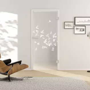 Wohnsituation mit zeigt die GRIFFWERK Glastür BIRDS & BIRD_LD_695 in der Ausführung DIN rechts - Drehtür Bohrung Studio/Office - Einscheibensicherheitsglas PURE WHITE Laser / Siebdruck