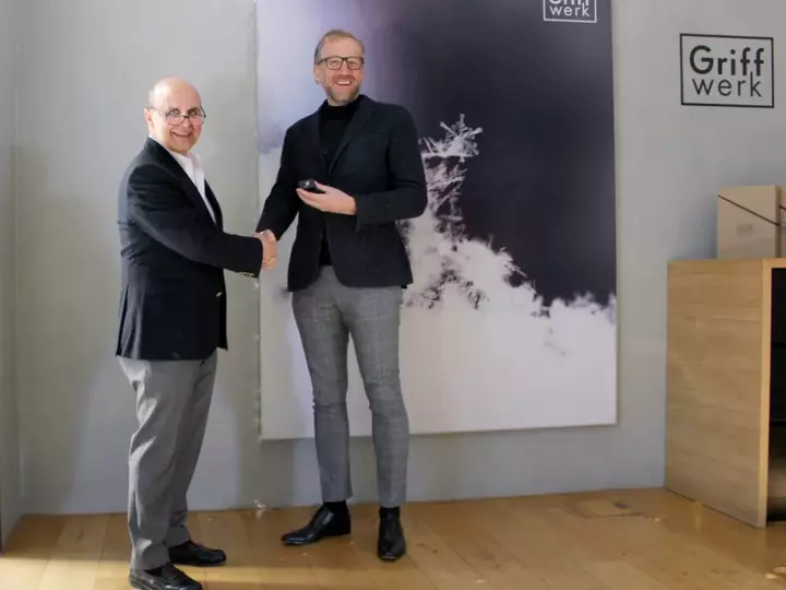 Ein Zeichen des Dankes für die Unterstützung: Die Verleihung des Ehrenabzeichens durch Herrn Prof. Dr. Maier an Matthias Lamparter bei Griffwerk in Blaustein.