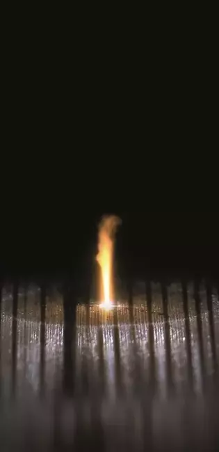 Detalle del proceso láser para puertas de cristal Decoración de puertas de cristal con tecnología láser. La imagen muestra un primer plano del proceso láser en superficies de puertas de cristal.