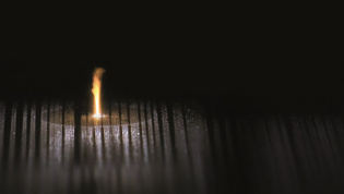 Nahaufnahme Laserprozess bei Glastüren Design Dekor für Glastüren durch Lasertechnologie. Abbildung zeigt Nahaufnahme des Laserprozess auf Glastür-Oberflächen.