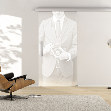 Ambientebild in Wohnraumsituation illustriert die Griffwerk Glasschiebetür PHOTO 675 in der Ausführung ESG PURE WHITE matt