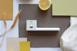 Moodboard del R8 One La imagen muestra un moodboard amarillo con el tirador R8 One smart2lock en blanco seda.