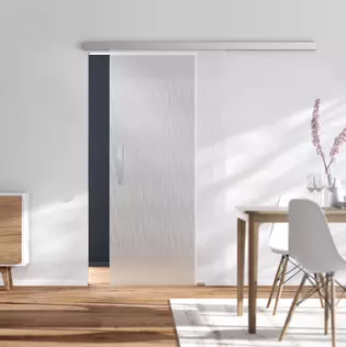Ilustración de la situación del salón Sistema de puertas correderas Planeo 60 con puerta de cristal LINE 652 La ilustración muestra una situación de salón con Sistema de puertas correderas Planeo 60 y decoración de puertas de cristal LINE 652.