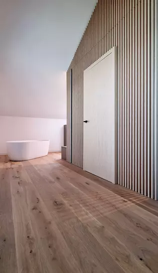 Die Abbildung zeigt ein Badezimmer mit einer freistehenden Badewanne. 