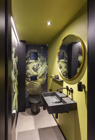 Die Abbildung zeigt die grüne Toilette im Büro von Stanke Interiordesign in Euskirchen.