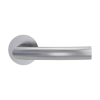 Freigestelltes Produktbild im idealen Blickwinkel fotografiert zeigt GRIFFWERK Rosettengarnitur LORITA in der Ausführung unverschließbar - Edelstahl matt - Piatta
