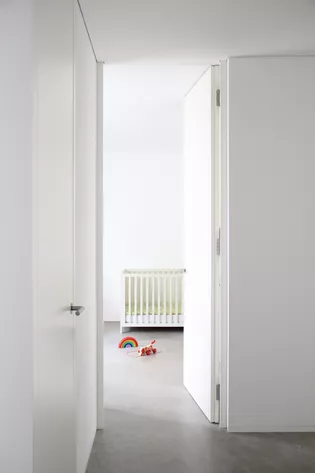 Flur mit weißen, deckenhohen Türen und Türgriff Lucia Professional mit „smart2lock by Griffwerk“ in Edelstahl matt im Haus ana.