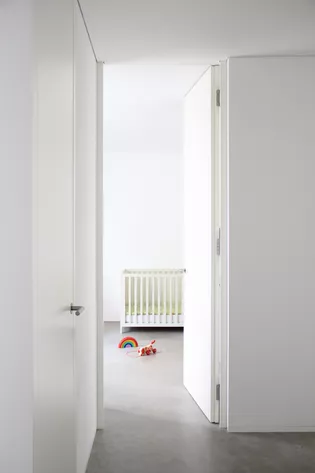 Hallway with white, ceiling-high doors and Lucia Professional door handle with "smart2lock by Griffwerk" in matt stainless steel in the house ana.