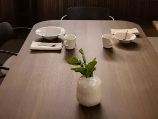 L'image montre les détails de la table à manger du yacht Y9