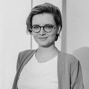 Portraitfoto Andrada Cretu Portraitfoto von Andrada Cretu, Herausgeberin des Stadtmagazins Uhochdrei in Ulm