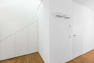 The bright and white spatial boundaries meet on all floors and hide hidden functions.
