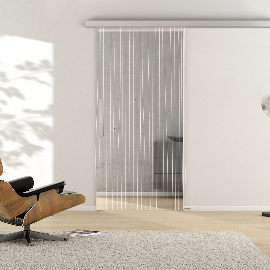 Ambientebild in Wohnraumsituation illustriert die Griffwerk Glasschiebetür LINES 651 in der Ausführung ESG PURE WHITE klar
