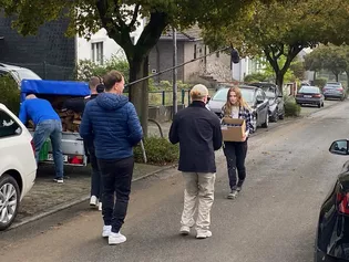 Videodreh Gewinnaktion mit die.tischlerin Die Abbildung zeigt einen Videodreh auf der Straße.