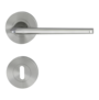 Freigestelltes Produktbild im idealen Blickwinkel fotografiert zeigt die GRIFFWERK Rosettengarnitur REMOTE in der Ausführung Buntbart - Samtgrau - Schraubtechnik
