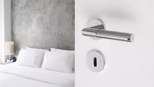 Living situation shows a bedroom with the GRIFFWERK door handle set Loredana Professional