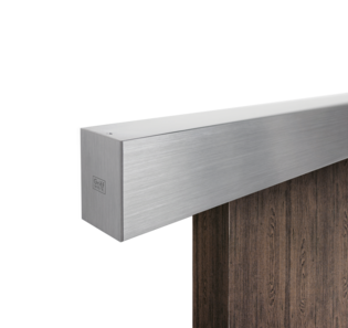 Freigestelltes Produktbild Griffwerk Schiebetürsystem PLANEO 120 für Holztür, 1-flügelig, Edelstahl-Optik matt Freigestelltes Produktbild im idealen Blickwinkel fotografiert zeigt das Griffwerk Schiebetürsystem PLANEO 120 für Holztür, 1-flügelig; Edelstahl-Optik matt